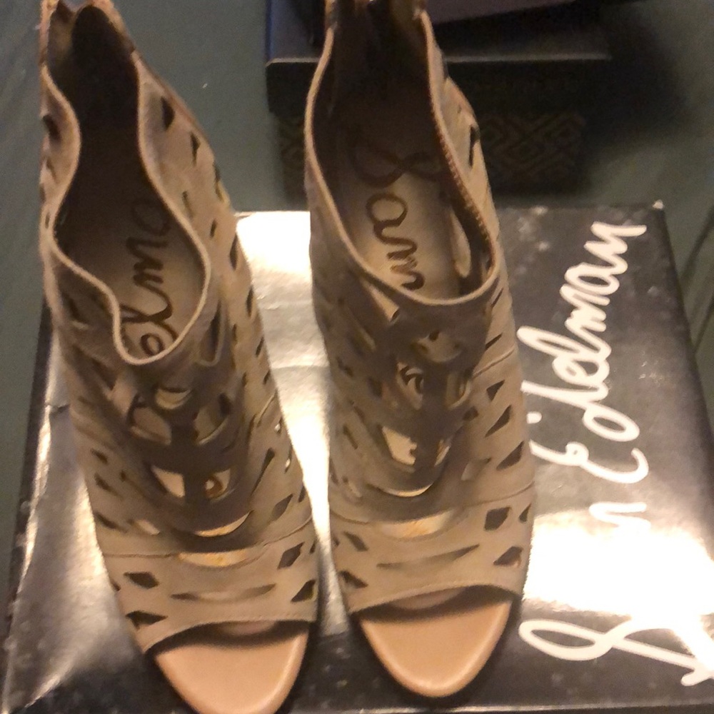 Shoes - Picture 2 of 5